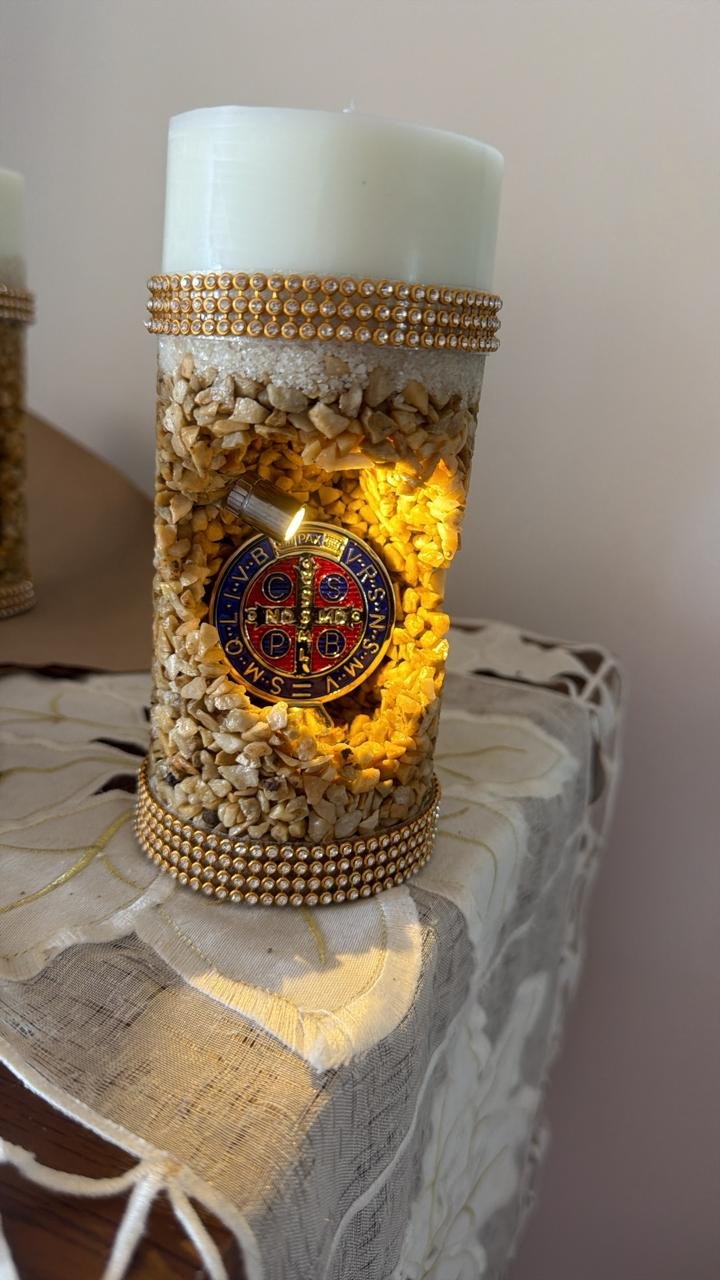 Vela oratória artesanal roxa com pedras e Nossa Senhora Aparecida